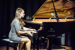 La pianista i matemàtica Laura Farré Rozada en un pla de conjunt durant un concert. ACN