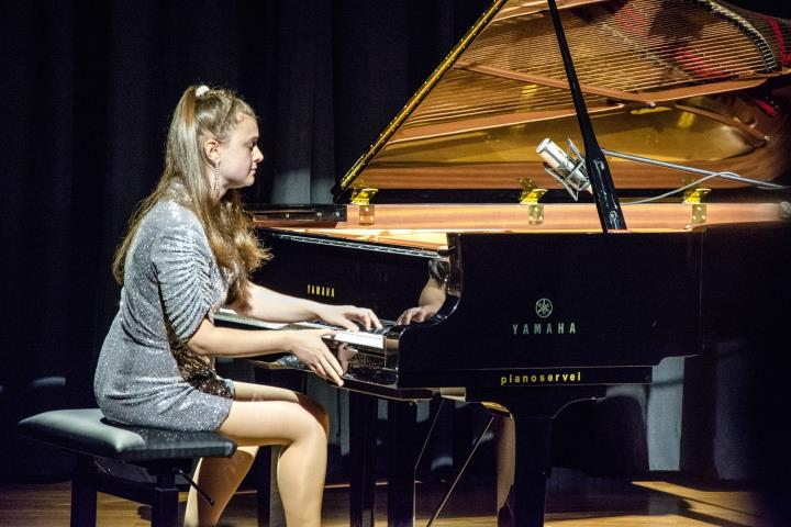 La pianista i matemàtica Laura Farré Rozada en un pla de conjunt durant un concert. ACN