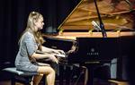 La pianista i matemàtica Laura Farré Rozada en un pla de conjunt durant un concert. ACN