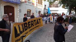 La plaça de la Vila de Ribes s'omple, amb distància sanitària, per rebutjar la inhabilitació de Torra