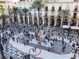 La plaça de la Vila de Vilanova s'omple, amb distància sanitària, per rebutjar la inhabilitació de Torra. Capgirem-CUP