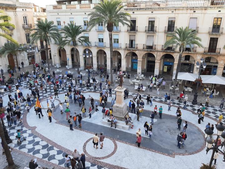 La plaça de la Vila de Vilanova s'omple, amb distància sanitària, per rebutjar la inhabilitació de Torra. Capgirem-CUP