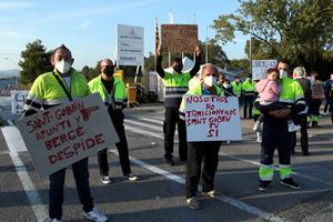 La plantilla de Bergé Logística protesta per denunciar l'acomiadament de 43 empleats a la cristalleria de Saint-Gobain. ACN