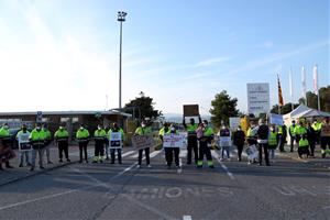 La plantilla de Bergé Logística protesta per denunciar l'acomiadament de 43 empleats a la cristalleria de Saint-Gobain