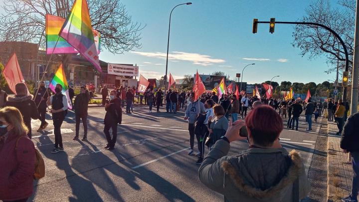 La plantilla de Componentes es manifesta a les portes de la fàbrica per defensar la seva 