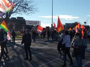 La plantilla de Componentes es manifesta a les portes de la fàbrica per defensar la seva 