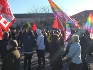 La plantilla de Componentes es manifesta a les portes de la fàbrica per defensar la seva 