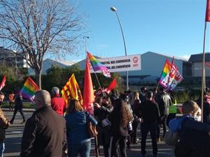 La plantilla de Componentes es manifesta a les portes de la fàbrica per defensar la seva 