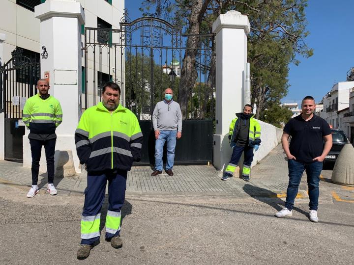 La plantilla del servei de neteja de Sitges i Ferrovial donen 6.000 euros per a l'hospital Sant Joan Baptista. EIX