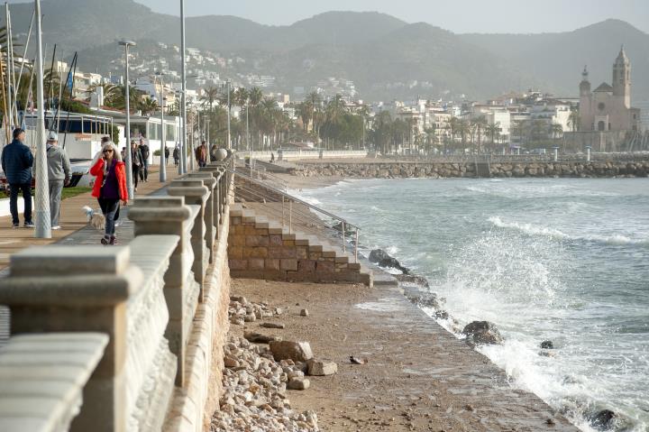 La platja de la Bassa Rodona sense sorra després del temporal. Eix