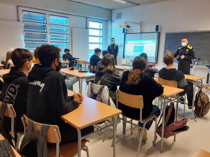 La policia de Calafell ensenya els alumnes dels instituts a usar correctament els patinets elèctrics. Ajuntament de Calafell