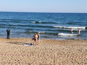 La policia de Sitges buida les platges del municipi abans de la nit de Sant Joan