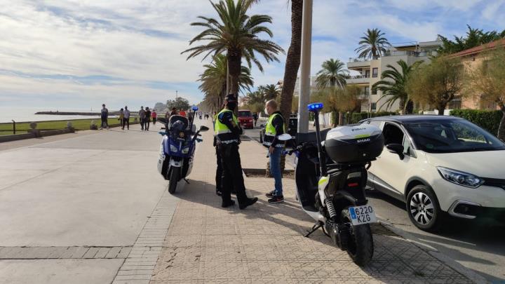 La policia de Sitges denuncia 53 persones per incomplir les restriccions de mobilitat. Ajuntament de Sitges