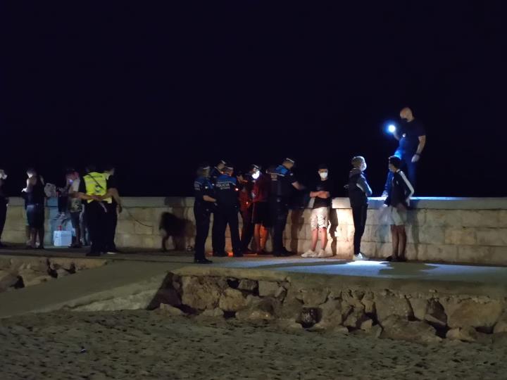 La policia de Sitges interposa 73 denúncies a joves en controls de botellot per no portar la mascareta. Ajuntament de Sitges