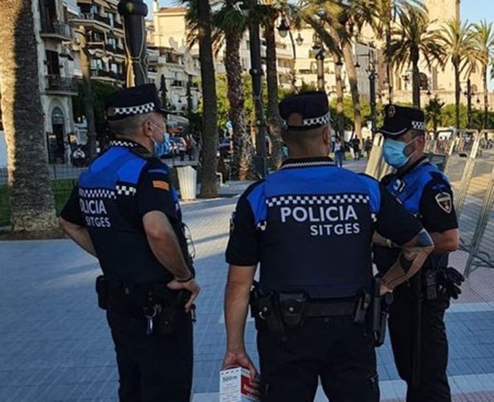 La policia de Sitges posa 32 denúncies en controls de botellot i mascareta la nit de dissabte. Ajuntament de Sitges