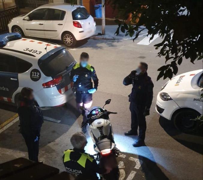 La policia de Vilanova deté un menor quan intentava robar un ciclomotor. EIX