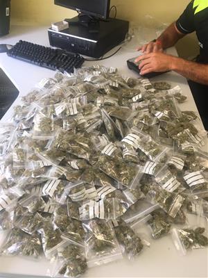 La policia de Vilanova intervé un quilo i mig de marihuana preparat per a la venda en més de 400 dosis. Policia local de Vilanova