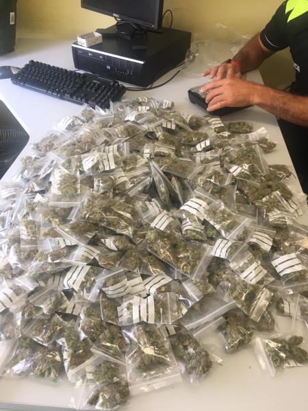 La policia de Vilanova intervé un quilo i mig de marihuana preparat per a la venda en més de 400 dosis. Policia local de Vilanova