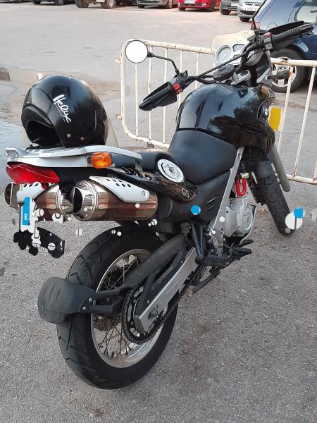 La policia de Vilanova recupera dues motos robades quan els presumptes lladres les traslladaven pel carrer. Policia local de Vilanova