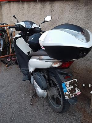 La policia de Vilanova recupera dues motos robades quan els presumptes lladres les traslladaven pel carrer