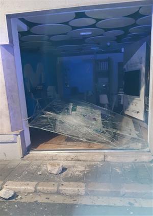 La policia local de Sitges deté els autors d'un nou robatori en un comerç amb pedres de grans dimensions . Ajuntament de Sitges
