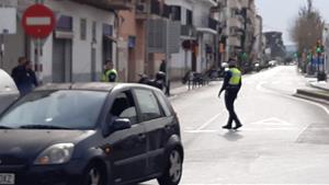 La Policia Local de Sitges realitza controls i actuacions als carrers per fer complir les mesures de confinament. Ajuntament de Sitges