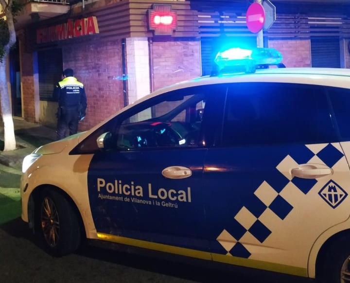La policia local de Vilanova deté tres joves per intentar robar dos ciclomotors aquesta nit. Policia local de Vilanova