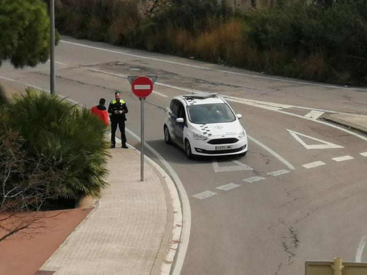 La policia local de Vilanova fent tasques de control del confinament. Policia local de Vilanova