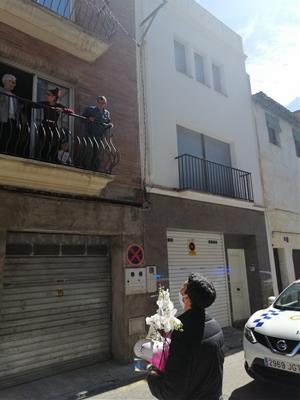 La policia local i l'alcalde del Vendrell feliciten una àvia del municipi en el seu 100 aniversari. Ajuntament del Vendrell