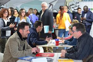 La primera Fira d’Ocupació i l’Emprenedoria reuneix 1.170 persones aturades i 35 empreses . Ajuntament del Vendrell