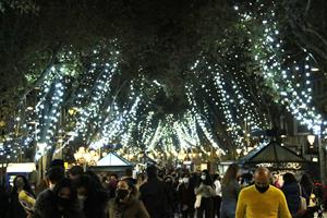 La Rambla de Barcelona, amb l'enllumenat de Nadal encès, el 26 de novembre del 2020. Pla general. ACN