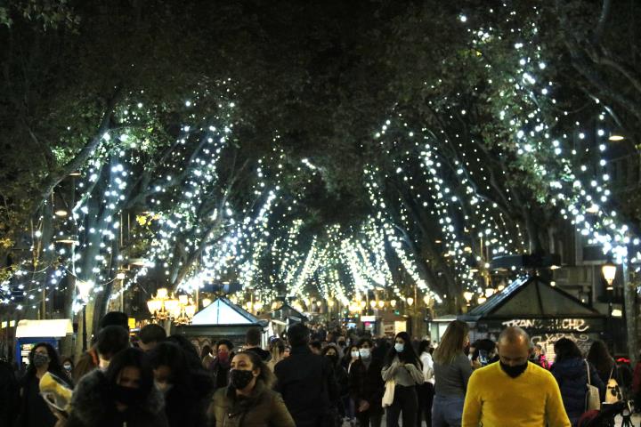 La Rambla de Barcelona, amb l'enllumenat de Nadal encès, el 26 de novembre del 2020. Pla general. ACN