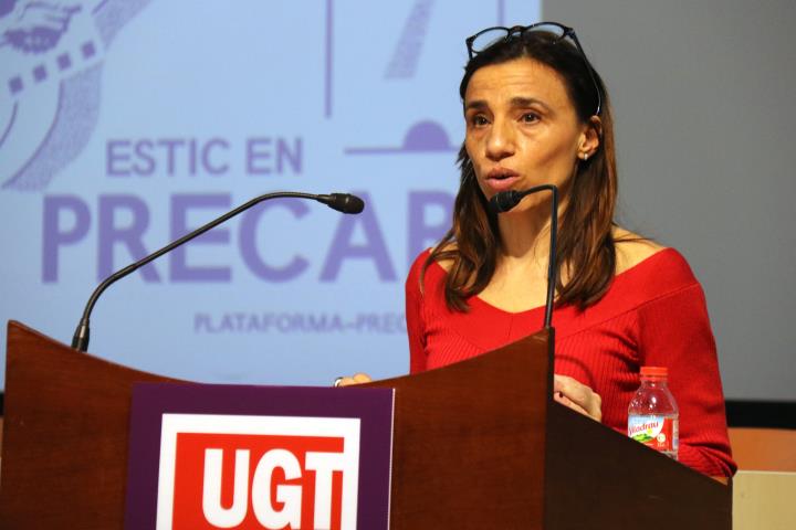 La secretària d'Igualtat i Formació Professional de la UGT Catalunya, Eva Gajardo, durant la seva intervenció a la jornada sobre bretxa salarial. ACN