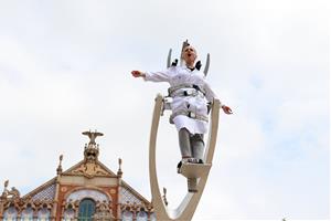 La soprano Alba Fernández Cano durant l'actuació musical de l'espectacle 'Nova Normalitat' de La Fura dels Baus al Recinte Modernista de Sant Pau . AC