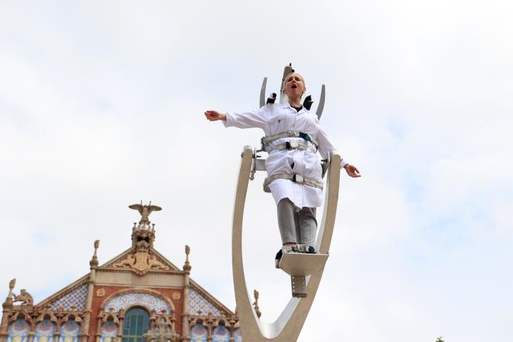 La soprano Alba Fernández Cano durant l'actuació musical de l'espectacle 'Nova Normalitat' de La Fura dels Baus al Recinte Modernista de Sant Pau . AC