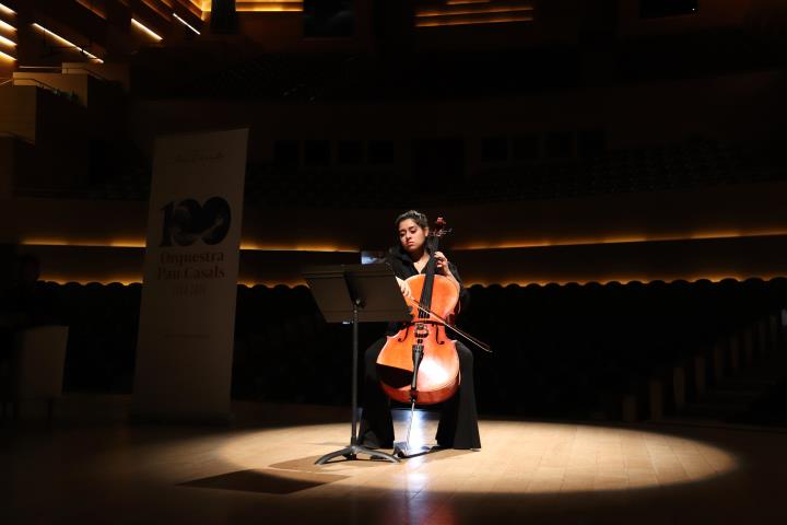 La violoncel·lista Paula González Pacheco interpreta la peça de J.S. Bach 'Suite núm.2' durant la presentació del Centenari de l'Orquestra Pau Casals 