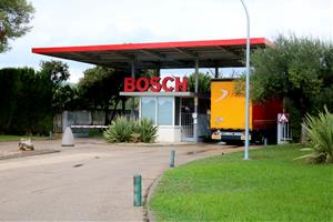 L'accés a la fàbrica Bosch de Castellet i la Gornal