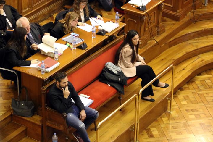 L'acusada pel crim de la Guàrdia Urbana, Rosa Peral, asseguda al costat de l'altre acusat, Albert López, l'11 de març del 2020. ACN