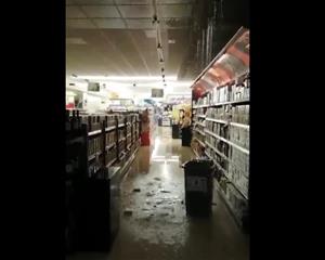 L'aiguat d'aquesta nit inunda un supermercat a Vilanova i talla diversos passos sota la via. EIX