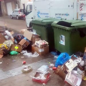 L’Ajuntament de Cubelles fa una crida a l’ús responsable dels contenidors i evitar els abocaments al carrer. Ajuntament de Cubelles