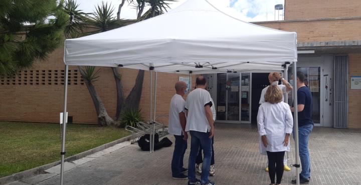 L’Ajuntament de Sitges fa una donació de tres carpes al Centre d’Atenció Primària per crear una zona d’ombres a l’exterior. Ajuntament de Sitges