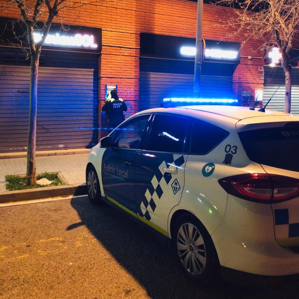 L'Ajuntament de Vilanova impulsa noves maneres per arribar als col·lectius més vulnerables aquests dies. Policia local de Vilanova