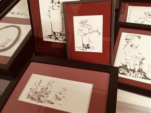 L'Arxiu de Cubelles rep una col·lecció de litografies de Charlie Rivel i llibres antics de donacions. Ajuntament de Cubelles