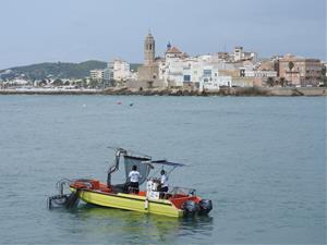 L’embarcació de neteja del litoral de Sitges ha recollit una mitjana diària de 3,8 quilograms de residus. Ajuntament de Sitges