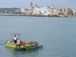 L’embarcació de neteja del litoral recull un volum de residus de 1.130 litres cúbics en un mes a Sitges. Ajuntament de Sitges