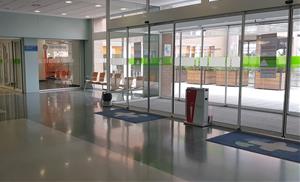 L'entrada de l'Hospital d'Igualada sense ningú entrant ni sortint enmig de la crisi pel coronavirus, el 13 de març del 2020. ACN