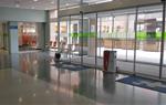 L'entrada de l'Hospital d'Igualada sense ningú entrant ni sortint enmig de la crisi pel coronavirus, el 13 de març del 2020. ACN