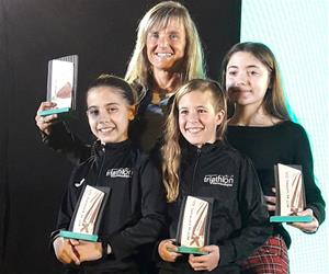 Les atletes de l'escola de triatló Vilarenc Aqua premiades. Eix