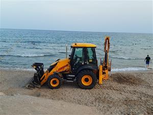 Les platges de Sitges més afectades pel Glòria recuperen sorra amb maquinària retroexcavadora. Ajuntament de Sitges