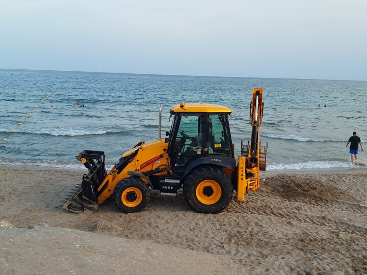 Les platges de Sitges més afectades pel Glòria recuperen sorra amb maquinària retroexcavadora. Ajuntament de Sitges